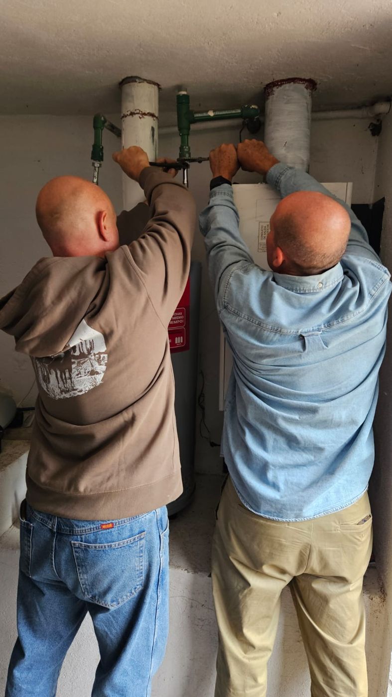 Dos personas trabajando juntas en una instalación de la casa